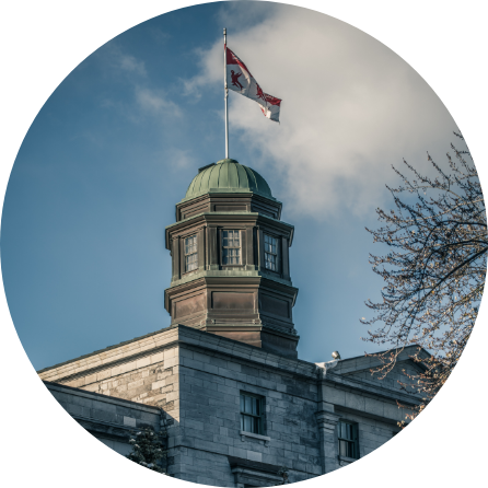 Photo d’un édifice de l’Université McGill avec un drapeau de l’université hissé sur son toit.