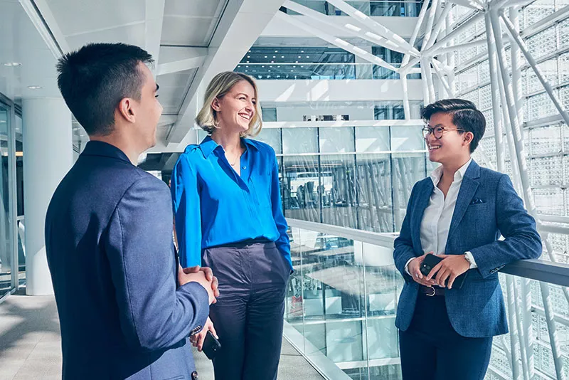 Three CDPQ professionals, chatting in one of the common areas. 