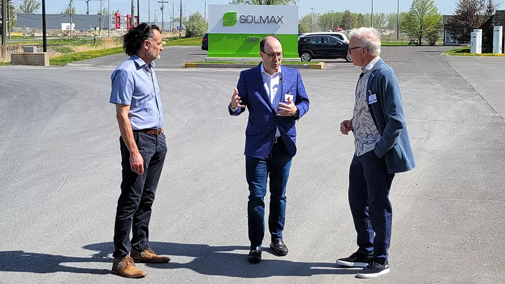 Charles Emond and Jean-Louis Vangeluwe, President and CEO of Solmax, answering questions from Pierre Bruneau, TVA Nouvelles.