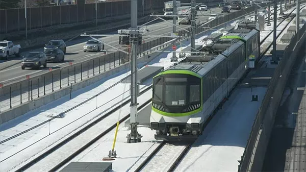 Photo de voitures du REM circulant sur les rails en hiver